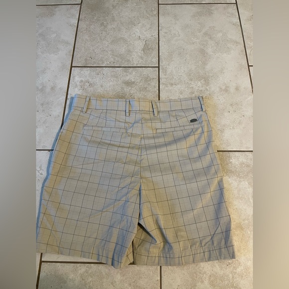 Greg Norman Men’s Golf Shorts - Picture 2 of 4